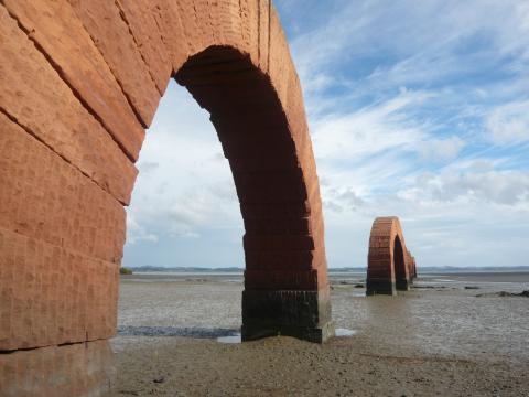 Andy Goldsworthy Arches 2005, pink leadhill sandstone blocks stacked into 11 freestanding arches each arch 7m long photo by Rob Garrett