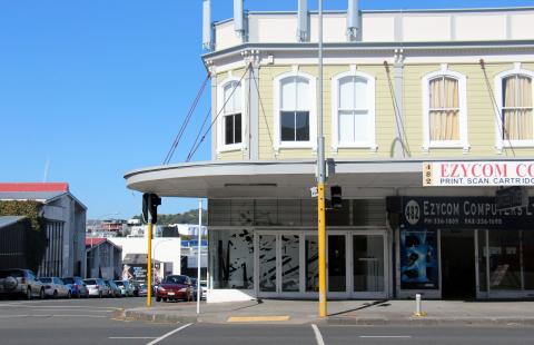 Glen Hutchins, No man’s land, 2015; Corner window gallery; photo courtesy of the artist