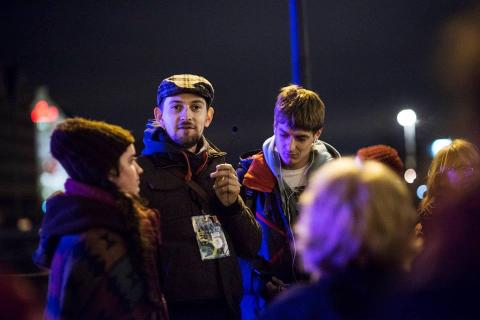 Narracje 5 tour guide and audience, Gdansk; photo by Bogna Kociumbas