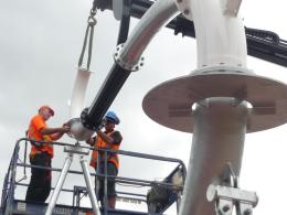 Neil Miller (left) during the installation of Te tiaho o Matariki, Hamilton; photo by Rob Garrett