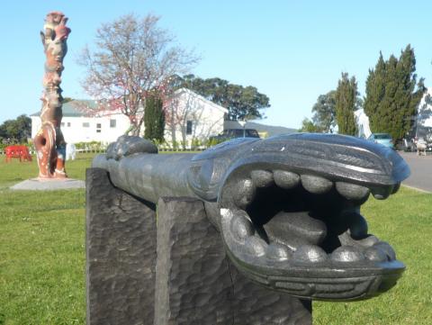 Paora Toi Te Rangiuaia, NZ Sculpture OnShore exhibition 2010, photo by Rob Garrett