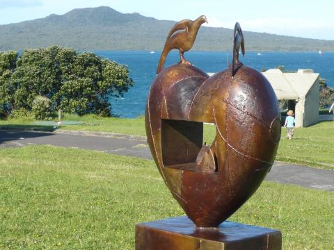Paul Dibble, NZ Sculpture OnShore exhibition 2008, photo by Rob Garrett