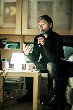 Rob Garrett speaking at artists meeting, Gdansk, January 2013; photo by Bogna Kociumbas