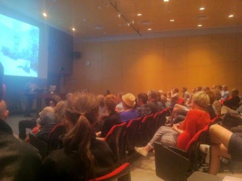 Rob Garrett speaking at Mildura Palimpsest No.9; photo by Jan van Schaik