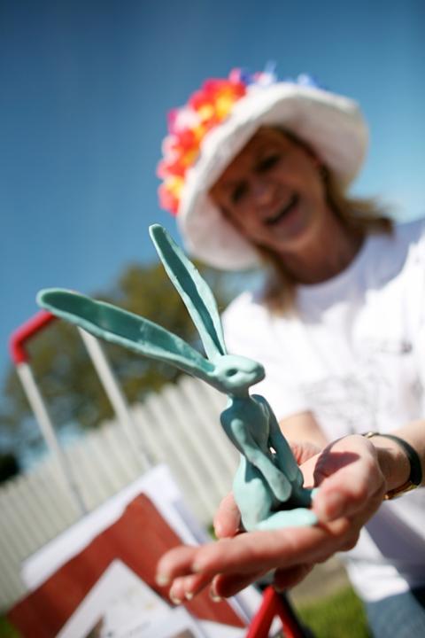 Sandra Cammell childrens programme leader, NZ Sculpture OnShore exhibition 2008, photo by Michelle Hancock