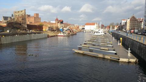 The New Motława with Granary Island on the left and 1990s Marina development on the right; November 2013; photo by Rob Garrett