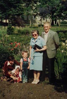 Three generations of the Pawłowicz family, Dlugie Ogrody gardens, 1980s; photo by Roman Pawłowicz and courtesy of the Pawłowicz family